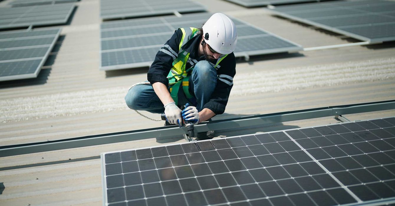 Auf diesem Bild sehen Sie, wie Reichmann mit strahlenden Ideen die Welt der Solartechnik revolutioniert. Unsere innovativen Lösungen nutzen die Kraft der Sonne für nachhaltige und effiziente Energie in der Gebäudetechnik.