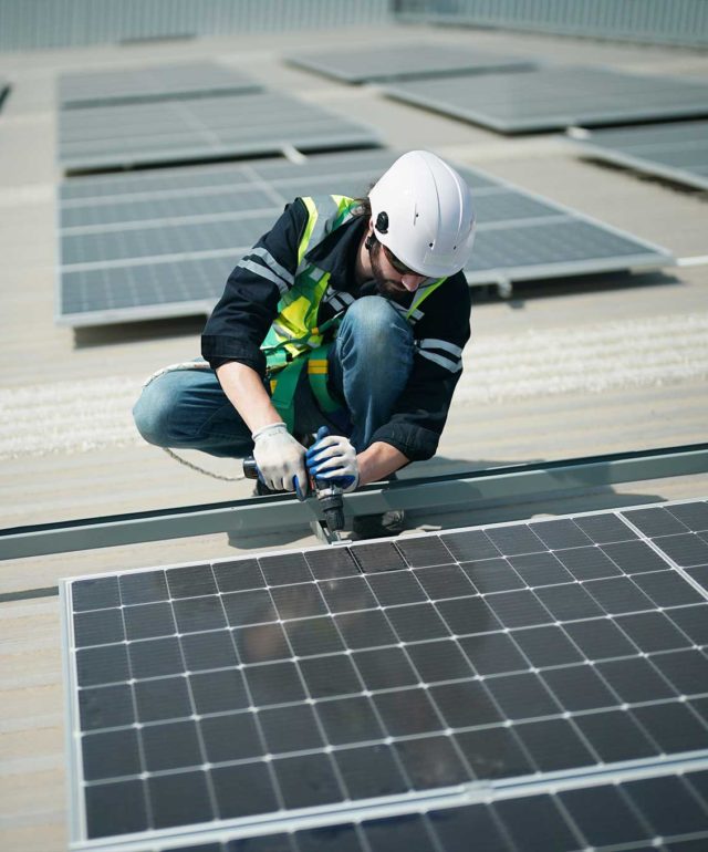 Auf diesem Bild sehen Sie, wie Reichmann mit strahlenden Ideen die Welt der Solartechnik revolutioniert. Unsere innovativen Lösungen nutzen die Kraft der Sonne für nachhaltige und effiziente Energie in der Gebäudetechnik.