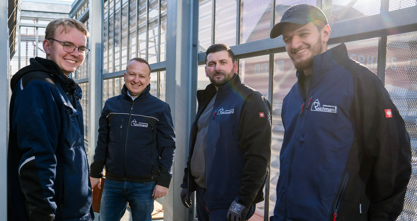 Auf diesem Bild erhalten Sie einen Blick auf das dynamische Team von Reichmann, das sich vereint für Innovation und Exzellenz in der Gebäudetechnik einsetzt. Jedes Lächeln repräsentiert unser Engagement für herausragende Leistungen.