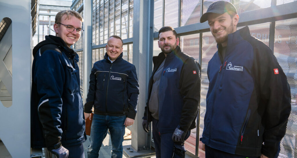 Auf diesem Bild erhalten Sie einen Blick auf das dynamische Team von Reichmann, das sich vereint für Innovation und Exzellenz in der Gebäudetechnik einsetzt. Jedes Lächeln repräsentiert unser Engagement für herausragende Leistungen.